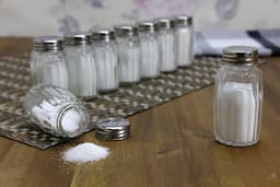 Caustic Soda vs Baking Soda: The Critical Differences Every Household Should Know