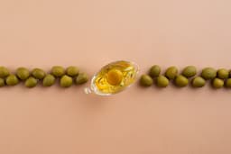 Olive Oil vs Jojoba Oil: Benefits and Applications in the Fragrance Industry